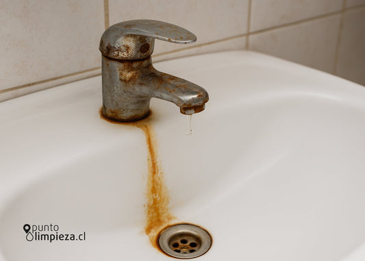 🧲 Cómo eliminar el óxido del baño y la cocina (sin dañar tus superficies)