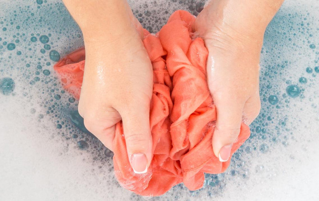 Cómo lavar en seco una prenda delicada: paso a paso