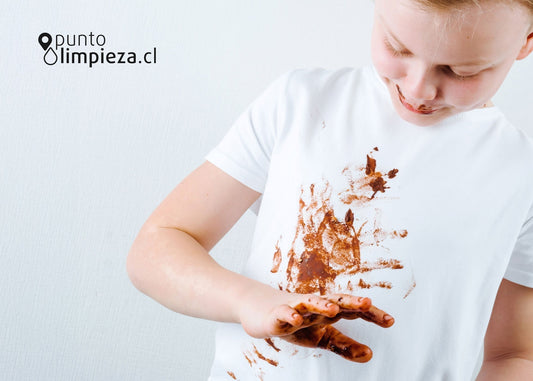🐰 Cómo quitar manchas de chocolate sin arruinar tu ropa